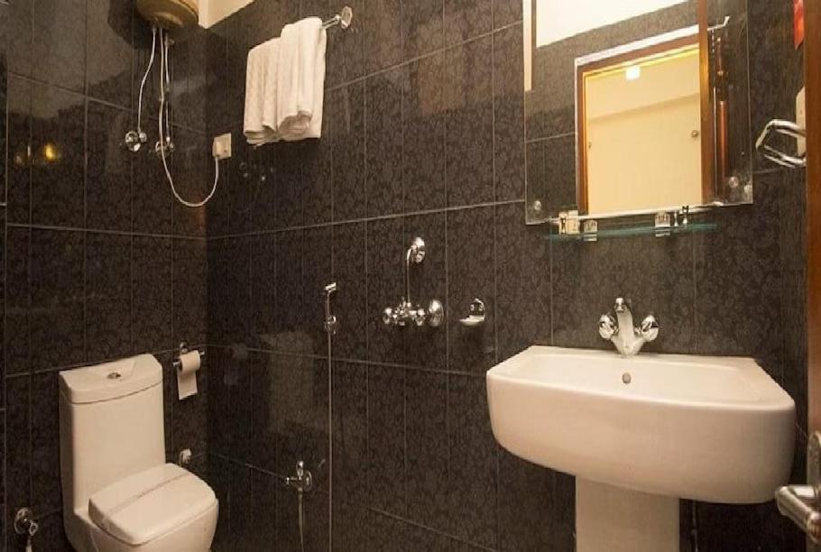 Отель Garg Residency Силигури Экстерьер фото